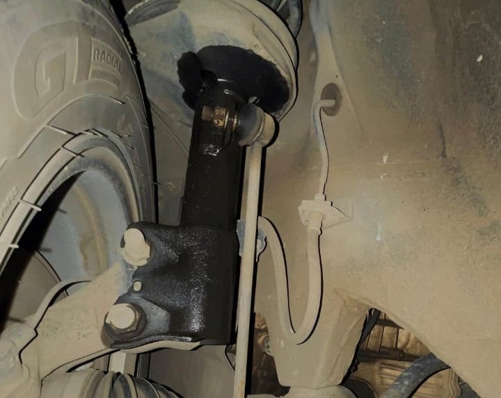 Suspensi mobil warga mengalami bocor pasca melintasi Tol Tangerang-Merak. (Kiriman warga)