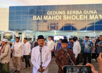 Menteri Sosial Saifullah Yusuf dan Mendes PDT Yandri Susanto menyampaikan keterangan resmi di Pesantren BAI Mahdi Sholeh Ma'mun, Desa Sindangheula, Kecamatan Pabuaran, Kamis (12/3/2026). (Andika/Bantenraya.com)