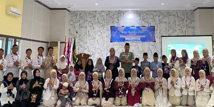 Foto bersama peserta Gebyar Ramadan yang diselenggarakan oleh Gerakan Pramuka Gugus Depan UIN SMH Banten di Aula Kampus 1 UIN SMH Banten, Jumat (6/3/2026). (Dokumentasi Wahyudin)