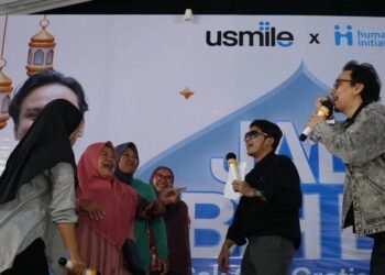 Vincent dan Desta saat memberikan edukasi sekaligus hiburan kepada masyarakat di Cipeucang, Tangsel, untuk meningkatkan perawatan gigi dan mulut. (Dokumentasi Usmile)