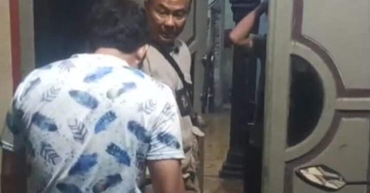Penyidik/PPNS Satpol PP Kota Serang Saepul Anwar saat menggerebek rumah warga yang menjual miras atau minol dan tuak di Kecamatan Kasemen, Kota Serang, Rabu 11 Maret 2026 dini hari. (Dokumentasi Satpol PP Kota Serang untuk Bantenraya.com)