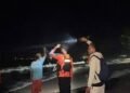 Tim SAR melakukan proses pencarian remaja yang terseret di Pantai Kondominium Lippo, Kecamatan Carita, Kabupaten Pandeglang, Kamis 12 Maret 2026 malam.