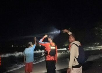 Tim SAR melakukan proses pencarian remaja yang terseret di Pantai Kondominium Lippo, Kecamatan Carita, Kabupaten Pandeglang, Kamis 12 Maret 2026 malam.