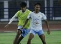 Dua pemain Persib Bandung menjalani sesi latihan sebelum lawan Borneo FC Samarinda di Stadion Segiri Samarinda dalam laga tunda BRI Super League 2025-2026. (Instagram @persib)