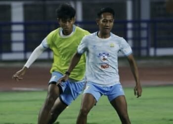 Dua pemain Persib Bandung menjalani sesi latihan sebelum lawan Borneo FC Samarinda di Stadion Segiri Samarinda dalam laga tunda BRI Super League 2025-2026. (Instagram @persib)