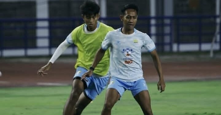 Dua pemain Persib Bandung menjalani sesi latihan sebelum lawan Borneo FC Samarinda di Stadion Segiri Samarinda dalam laga tunda BRI Super League 2025-2026. (Instagram @persib)