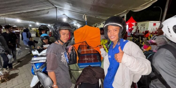 Iwan pemudik dari Jakarta yang membawa burung murai batu peliharaannya mudik menuju Lampung Selatan, Sabtu 14 Maret 2026. (Tia/Bantenraya.com)
