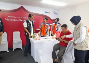 Dirut PT ASDP Indonesia Ferry Heru Widodo mengecek Posko Kesehatan di rest area KM 43 Tol tangerang Merak, Minggu 15 Maret 2026. (Uri/Banten Raya)
