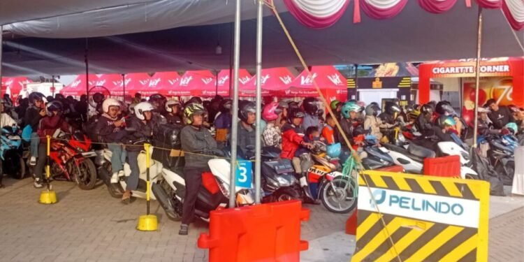 Optimalisasi Arus Mudik, ASDP Siapkan Puluhan Kapal di 3 Pelabuhan 1 Suasana arus mudik di Pelabuhan Ciwandan, Kota Cilegon ramai oleh pemudik, Minggu 15 Maret 2026. (Tia/Bantenraya.com)