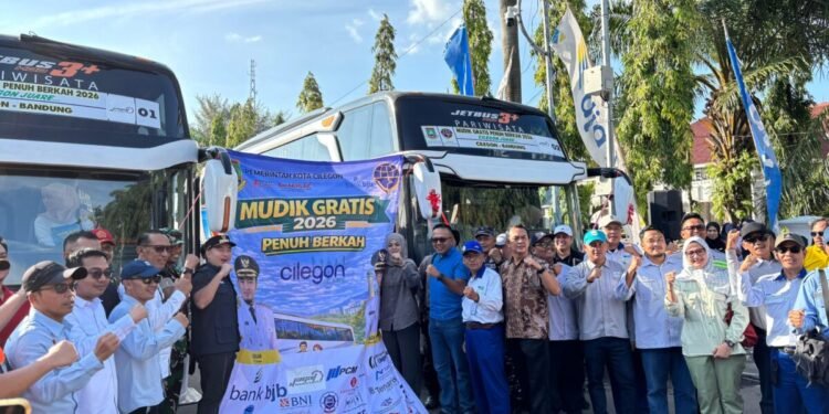 Pelepasan mudik gratis oleh Walikota Cilegon Robinsar pada Minggu, 15 Maret 2026. (Kiriman Warga)