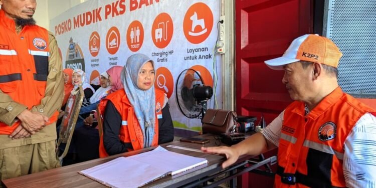 Ketua DPW PKS Provinsi Banten Muhammad Najib Hamas meninjau posko mudik yang berada di Kecamatan Kramatwatu, Kabupaten Serang, Senin 16 Maret 2026. (Andika/Bantenraya.com)