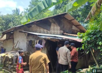 68 Ribu Warga Kabupaten Serang Masih Miskin, BPS Catat Penurunan 9 Salah satu rumah warga miskin di Kecamatan Cikeusal ditinjau pegawai DPRKP Kabupaten Serang untuk diberikan bantuan pembangunan rumah, belum lama ini. (Andika/Bantenraya.com)