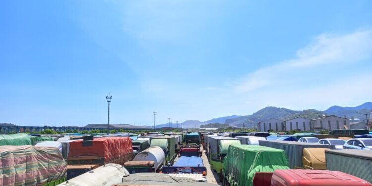 antrean truk di Pelabuhan BBJ
