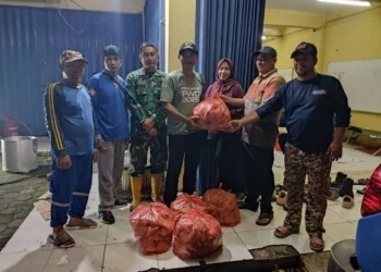 Pelaksanaan dapur umum, pihaknya dibantu oleh banyak pihak mulai dari PMI Cilegon, maupun organisasi lainnya. (Tia/bantenraya)
