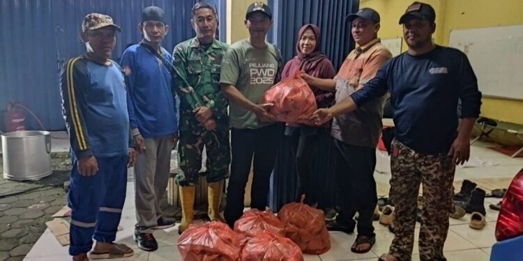 Pelaksanaan dapur umum, pihaknya dibantu oleh banyak pihak mulai dari PMI Cilegon, maupun organisasi lainnya. (Tia/bantenraya)