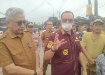 Jalankan Mandat Gubernur Andra Soni, Walikota Budi Rustandi Kawal Langsung Penanganan Banjir di Kalimati Kroya Lama 6 Walikota Serang Budi Rustandi saat meninjau langsung penanganan banjir di Kalimati Kroya Lama, Kelurahan Kasunyatan, Kecamatan Kasemen, Kota Serang, Senin 9 Maret 2026. (Harir Baldan/Bantenraya.com)