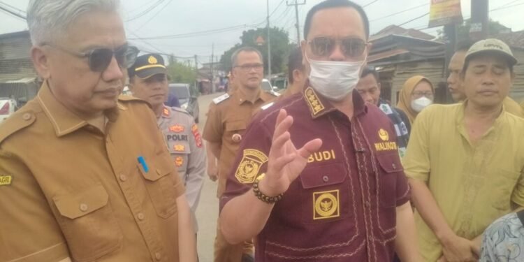 Walikota Serang Budi Rustandi saat meninjau langsung penanganan banjir di Kalimati Kroya Lama, Kelurahan Kasunyatan, Kecamatan Kasemen, Kota Serang, Senin 9 Maret 2026. (Harir Baldan/Bantenraya.com)