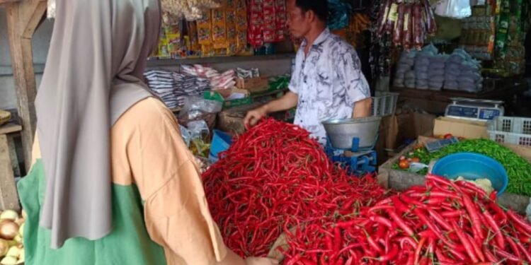 Masyarakat saat melakukan transaksi pembelian komoditas pangan, yang rawan mengalami kenaikan harga secara ekstrim sehingga memicu inflasi. (Raden/Banten Raya)