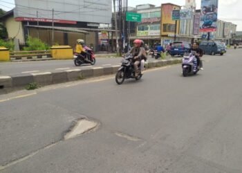 Jalan Berlubang Hiasi Jalan Arteri Serang-Jakarta, Pemudik Diminta Waspada 9 Lubang hiasi Jalan Arteri Serang-Jakarta tepatnya Pakupatan, Kota Serang, Minggu 1 Maret 2026. (Harir Baldan/Bantenraya.com)