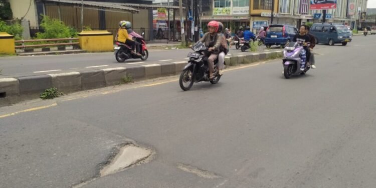 Jalan Berlubang Hiasi Jalan Arteri Serang-Jakarta, Pemudik Diminta Waspada 1 Lubang hiasi Jalan Arteri Serang-Jakarta tepatnya Pakupatan, Kota Serang, Minggu 1 Maret 2026. (Harir Baldan/Bantenraya.com)