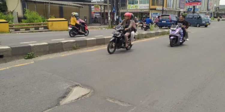 Lubang hiasi Jalan Arteri Serang-Jakarta tepatnya Pakupatan, Kota Serang, Minggu 1 Maret 2026. (Harir Baldan/Bantenraya.com)