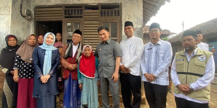 Wakil Gubernur Banten Achmad Dimyati Natakusumah dan Bupati Serang Ratu Rachmatuzakiyah meninjau rutilahu yang ada di Desa Sindangheula, Kecamatan Pabuaran, pekan kemarin. (Andika/Bantenraya.com)