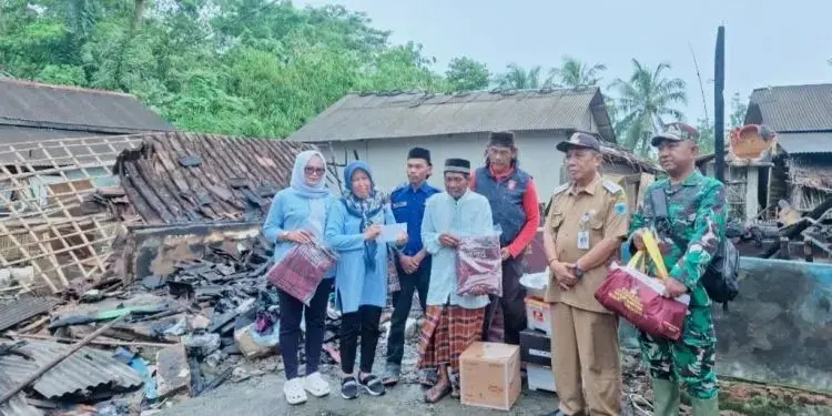 Korban Kebakaran di Patia Terima Bantuan Logistik dari Pemkab Pandeglang 1 korban kebarkaran dapat bantuan dari pemkab pandeglang