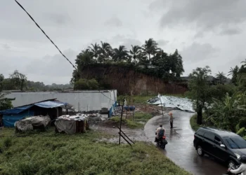 Petugas kepolisian meninjau Dapur MBG mengalami rusak sedang pada bagian atap karena tertiup angin kencang di Desa Mancak, Kecamatan Mancak, Jumat 27 Februari 2026. (Andika/Bantenraya)