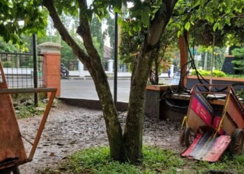 Sampah yang sempat memenuhi kawasan taman Alun-alun Pandeglang sudah dibersihkan petugas DLH Pandeglang, Senin (9/3).