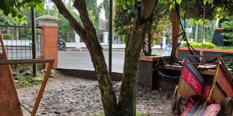 Sampah yang sempat memenuhi kawasan taman Alun-alun Pandeglang sudah dibersihkan petugas DLH Pandeglang, Senin (9/3).