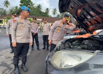 Kapolres Pandeglang, AKBP Dhyno Indra Setyadi melakukan pemeriksaan kendaraan personel Polres Pandeglang yang akan digunakan pengamanan Lebaran Idul Fitri, Senin