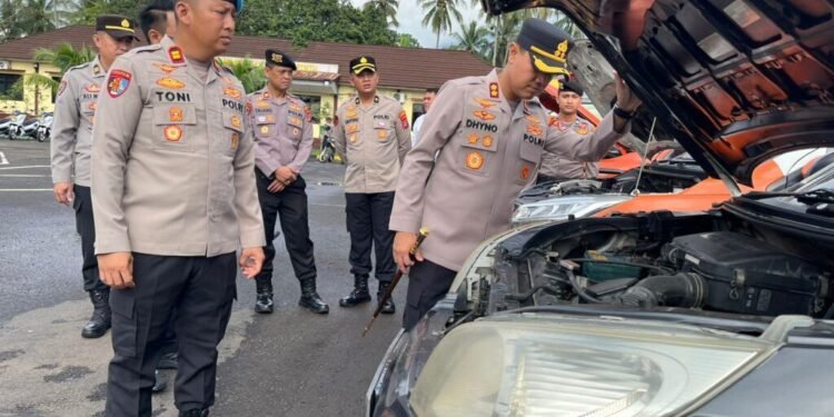 Polres Pandeglang Siap Amankan Arus Mudik dan Balik Lebaran 1 Kapolres Pandeglang, AKBP Dhyno Indra Setyadi melakukan pemeriksaan kendaraan personel Polres Pandeglang yang akan digunakan pengamanan Lebaran Idul Fitri, Senin