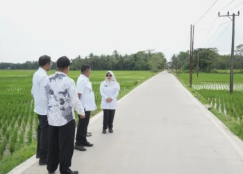 Gubernur Banten, Andra Soni saat meninjau hasil pembangunan Program Bang Andra di Ruas Jalan Desa Sukadame-Kubangkondang, Kecamatan Pagelaran, Kabupaten Pandeglang, kemarin (28/2).