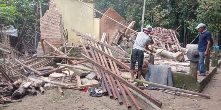 26 Kecamatan di Lebak Punya Potensi Tinggi Pergerakan Tanah, Warga Cidikit Diusulkan Direlokasi 1 potensi bencana pergerakan tanah di Kabupaten Lebak