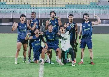 Para pemain PSM Makassar foto bersama usai latihan. (Instagram @psm_makassar)