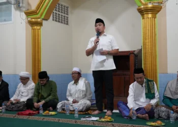 Walikota Cilegon Robinsar Bersama jajaran melakukan tarjung di salah satu masjid dan memberikan bantuan pembangunan, kemarin. (diskominfo)