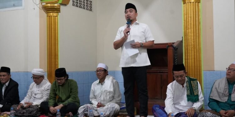 Walikota Cilegon Robinsar Bersama jajaran melakukan tarjung di salah satu masjid dan memberikan bantuan pembangunan, kemarin. (diskominfo)