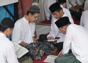 Para warga binaan tampak khusyuk membaca Al-Qur’an berjamaah di Rumah Tahanan Negara Kelas IIB Kabupaten Pandeglang, Minggu (1/3).