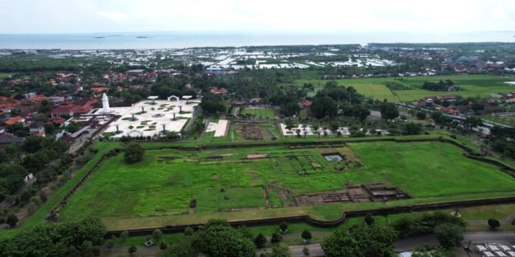 Istana Surosowan terlihat dari udara. Istana Surosowan hancur akibat perang antara Sultan Ageng Tirtayasa dengan anaknya Sultan Haji yang dibantu oleh Belanda. (Dokumentasi DJKN Banten)