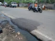 Kondisi perbaikan jalan akses mudik lebaran yang hanya tambal sulam dengan pengaspalan. (Uri/banten raya)