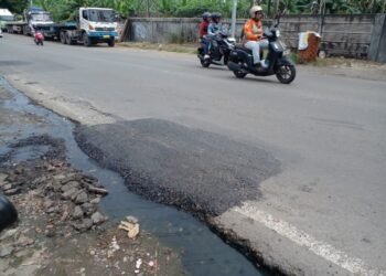 Perbaikan Jalan Akses Mudik Cilegon Hanya Tambal Sulam, H-10 Diklaim Selesai 6 Kondisi perbaikan jalan akses mudik lebaran yang hanya tambal sulam dengan pengaspalan. (Uri/banten raya)
