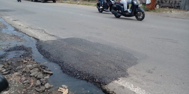 Kondisi perbaikan jalan akses mudik lebaran yang hanya tambal sulam dengan pengaspalan. (Uri/banten raya)