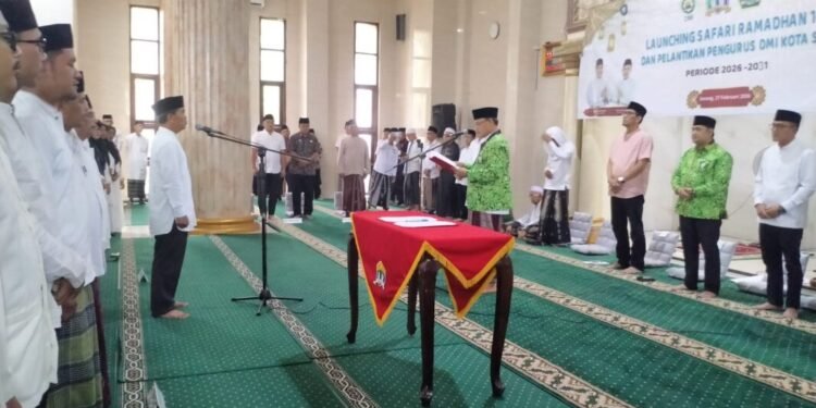 Ketua Pengurus Wilayah DMI Provinsi Banten KH. Bunyamin Hafidz melantik Pengurus DMI Kota Serang periode 2025-2031 di Masjid Al Madani, Puspemkot Serang, Jumat 27 Februari 2026. (Harir Baldan/Bantenraya.com)